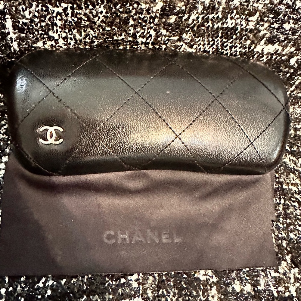 Unisex Chanel Aviator Sunglasses in excellent condition.
4195-Q